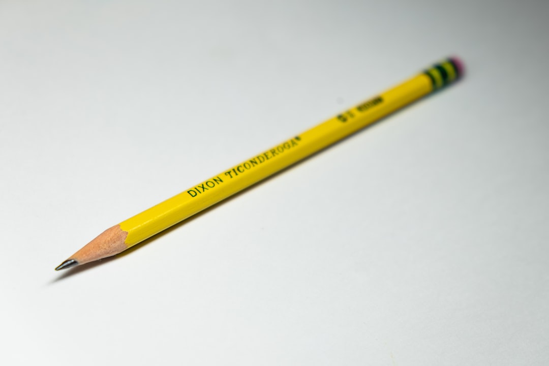 tangan memegang pensil di atas tabel angka dan catatan