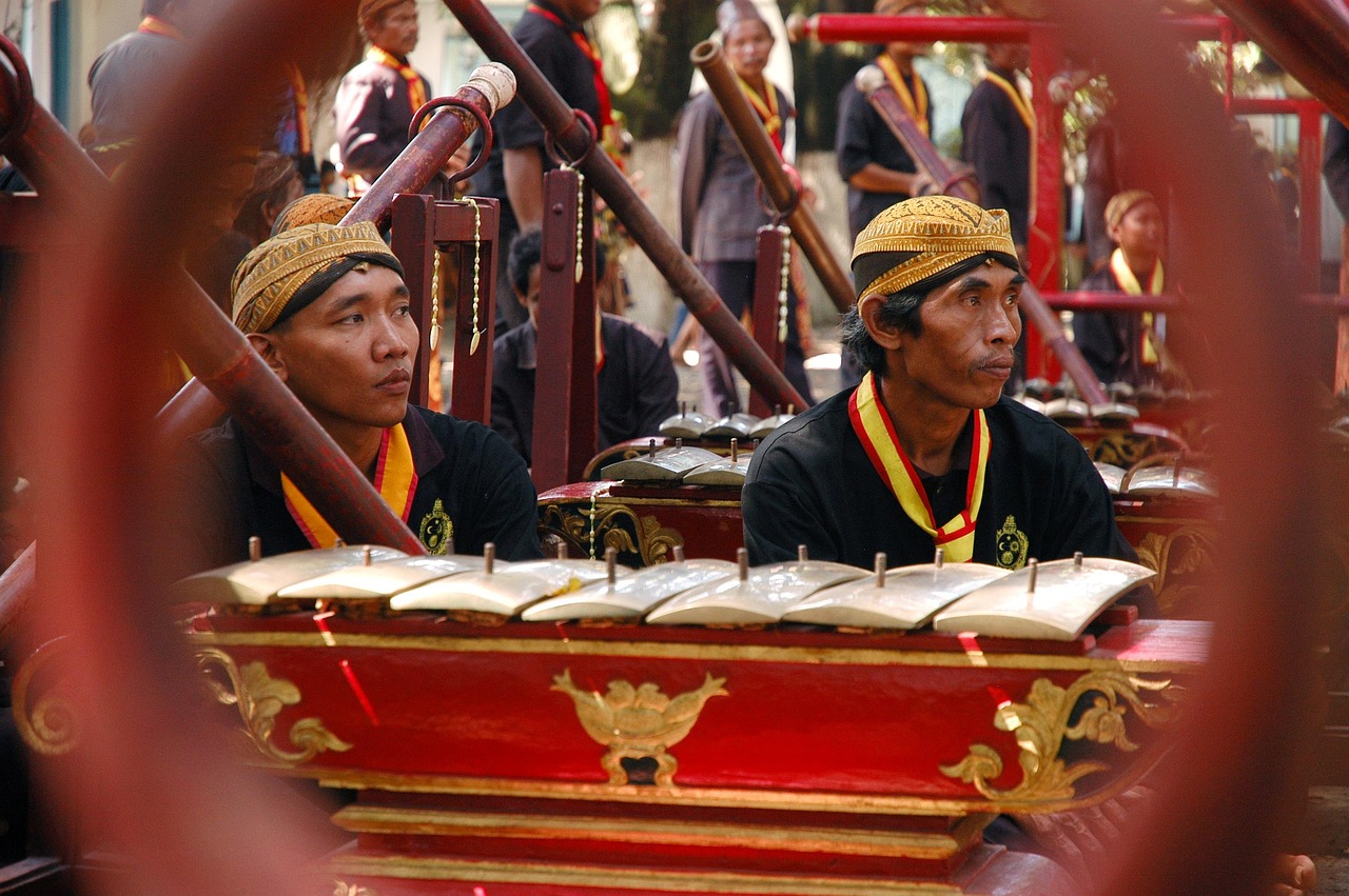 Kolase peta dunia dengan simbol angka dari berbagai budaya