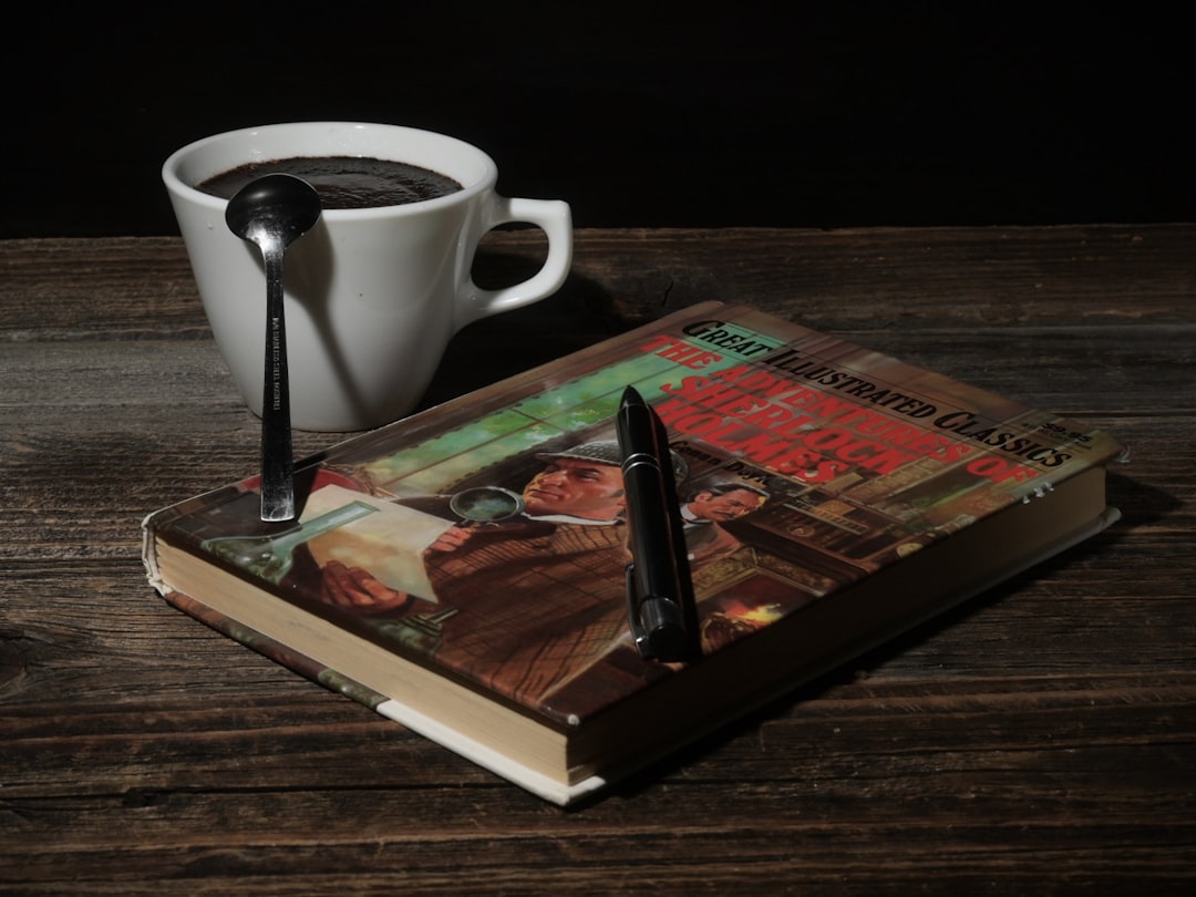 buku catatan terbuka dengan pena dan cangkir kopi di atas meja kayu