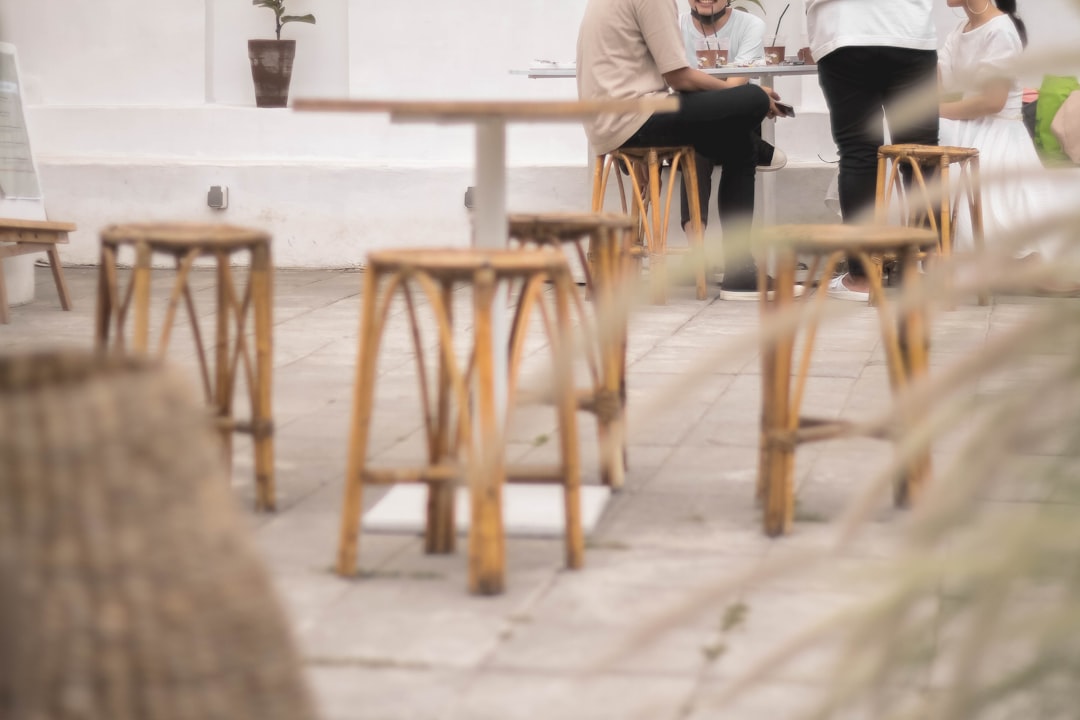 kelompok orang berkumpul di warung kopi sambil berdiskusi santai